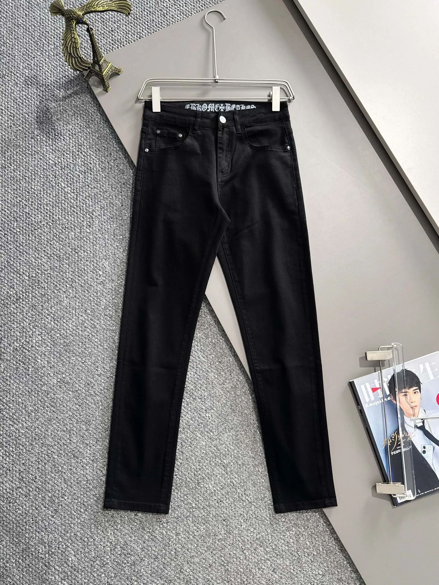 🅿️360 Croxin’s 2025 summer new hot brick pocket slim-fit jeans trousers are made of imported Japanese Denim plain cotton denim fabrics. They are complete in three standards, simple yet elegant, soft, delicate and comfortable, and the upper body is versatile and fashionable! Light luxury, a must-have item for daily commuting! Color: Black White Size: 28-40 (please state your height and weight when placing an order)